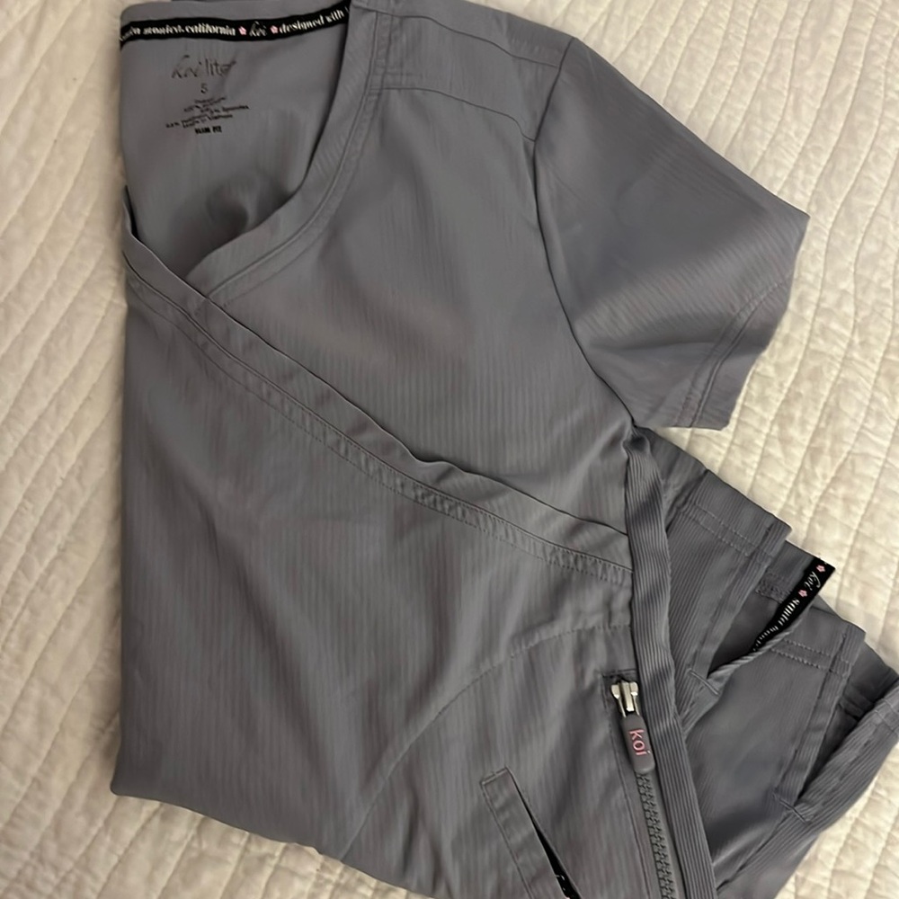Koi Lite scrub top, size small slim fit!